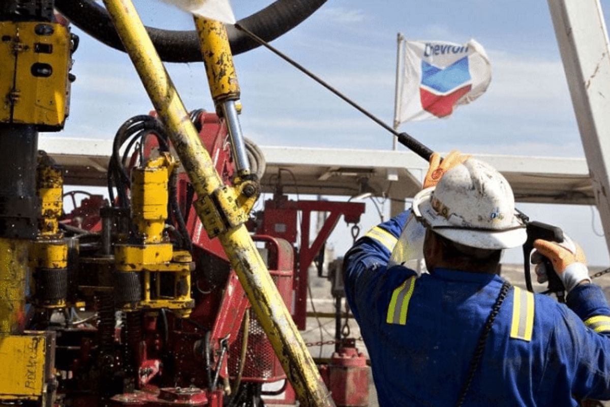Chevron mantiene operaciones en Venezuela tras renovación de licencia