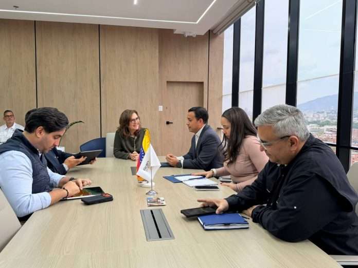 Ministros de Comercio Exterior y Transporte unifican planes de exportación para expandir la economía soberana