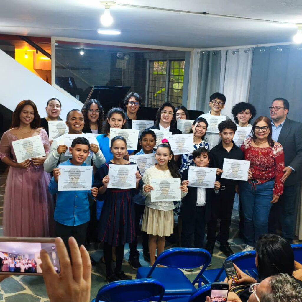 Jóvenes pianistas venezolanos revolucionan la academia musical desde Caracas